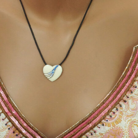 Κολιέ με Σμάλτο Λευκό Σχήμα Καρδιάς Ζιργκόν Πέτρες Μαύρο Κορδόνι Καουτσούκ