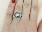 Δαχτυλίδι Γυναικείο Λευκόχρυσο 18 Καράτια Μαύρο Μαργαριτάρι Διαμάντια Μπριγιάν