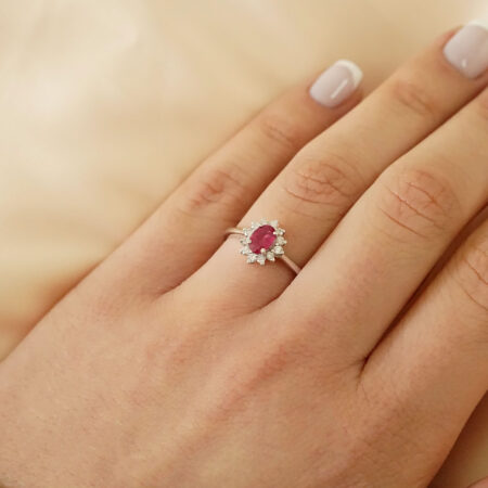 Δαχτυλίδι Ροζέτα Ρουμπίνι Με Διαμάντια Μπριγιάν Σε Λευκόχρυσο 18 Καράτια