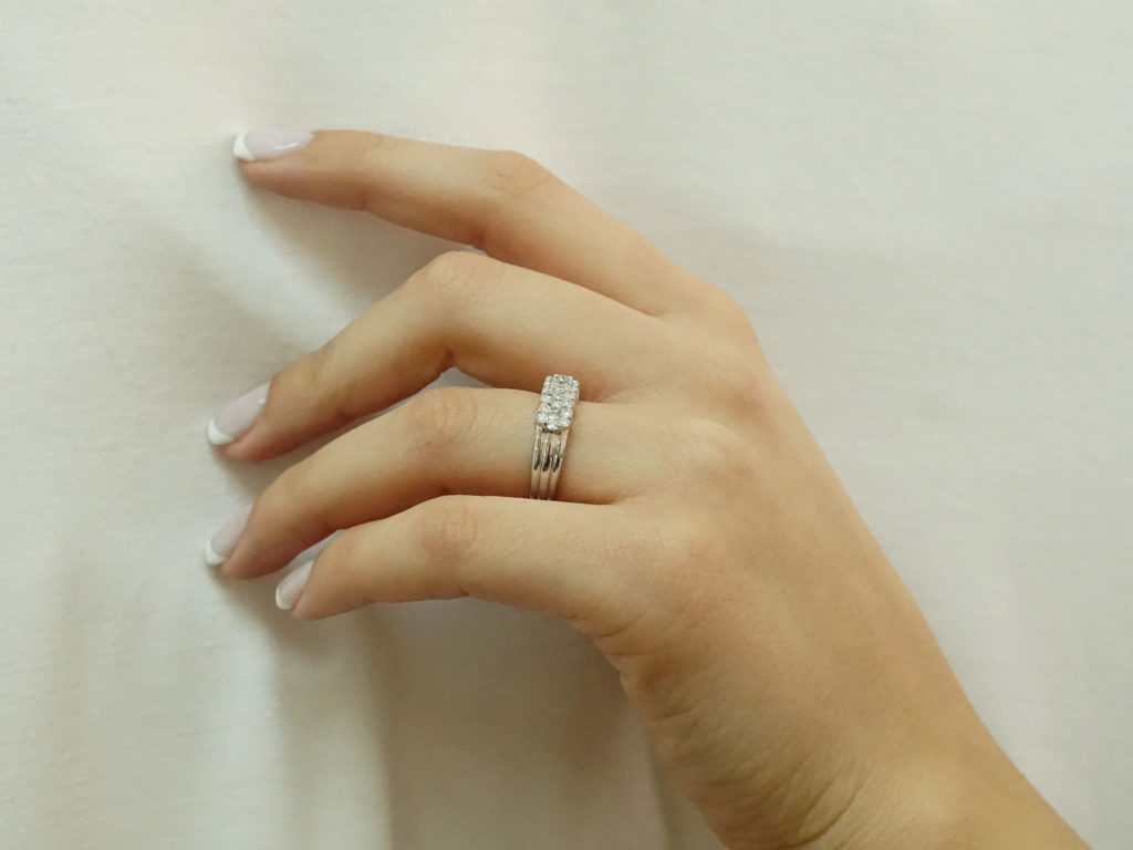 Γυναικείο Δαχτυλίδι 18Κ Λευκόχρυσο Με Διαμάντια Σε Ροζέτες