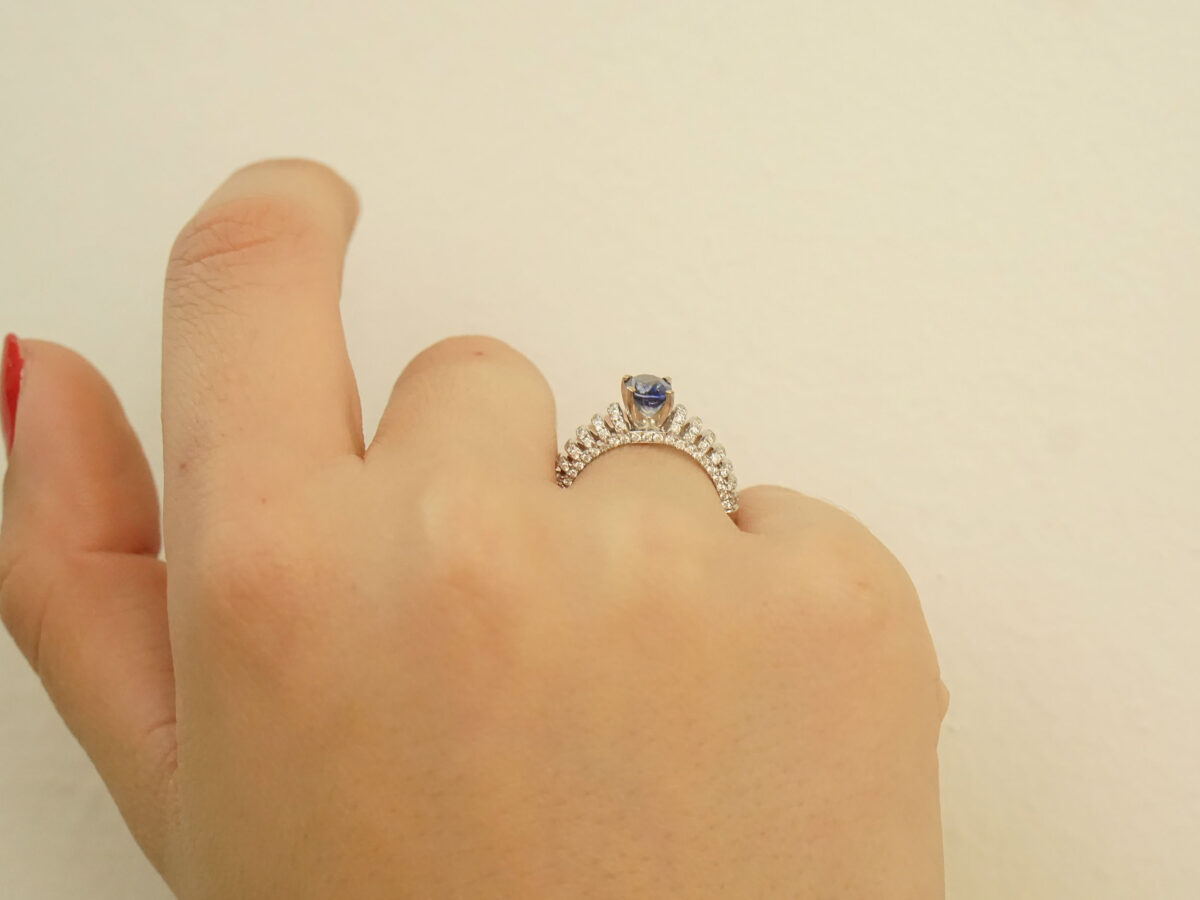 Δαχτυλίδι Με Ζαφείρι Και Διαμάντια Σε Λευκόχρυσο 18Κ Δώρο GR414