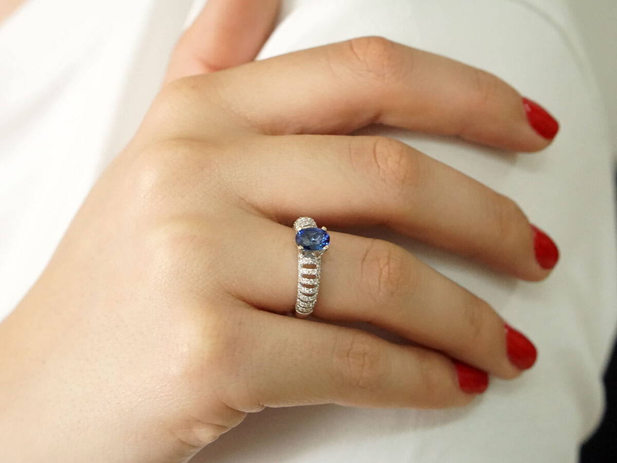 Δαχτυλίδι Με Ζαφείρι Και Διαμάντια Σε Λευκόχρυσο 18Κ Γυναικείο GR414