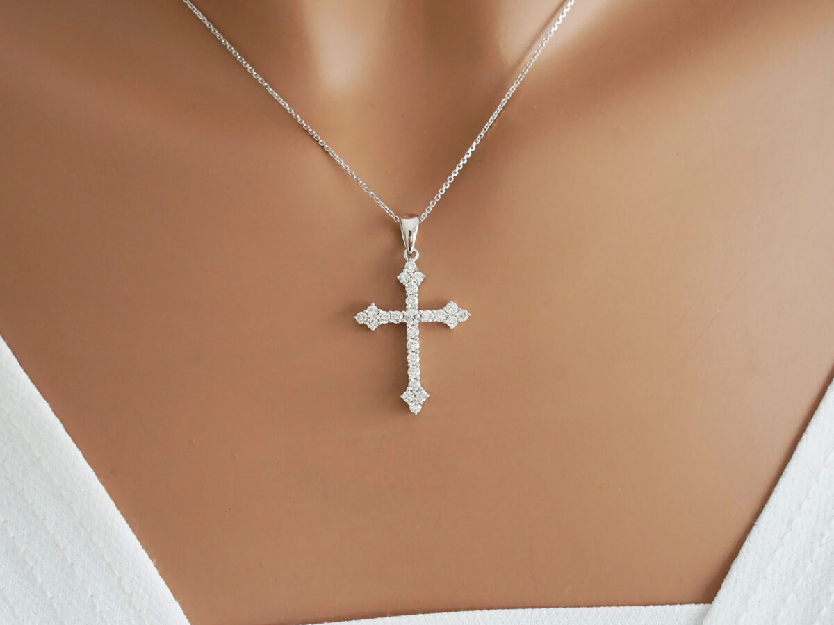 Γυναικείος Σταυρός 18 Καράτια Λευκόχρυσος Με Διαμάντια Μπριγιάν