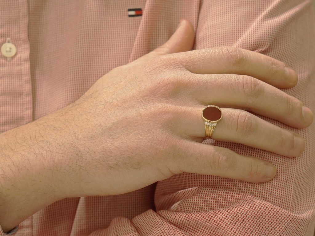 Ανδρικό Δαχτυλίδι Με Κόκκινη Πέτρα Καρνεόλη Σε Χρυσό 14Κ