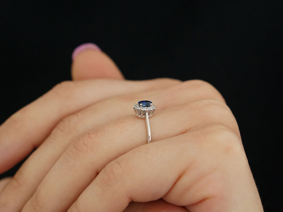 Δαχτυλίδι Ροζέτα Ζαφείρι Με Διαμάντια Brilliant Σε Λευκόχρυσο 18 Καράτια