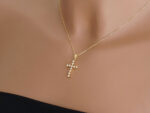 Σταυρός Χρυσός 18 Καράτια Με Διαμάντια Και Αλυσίδα