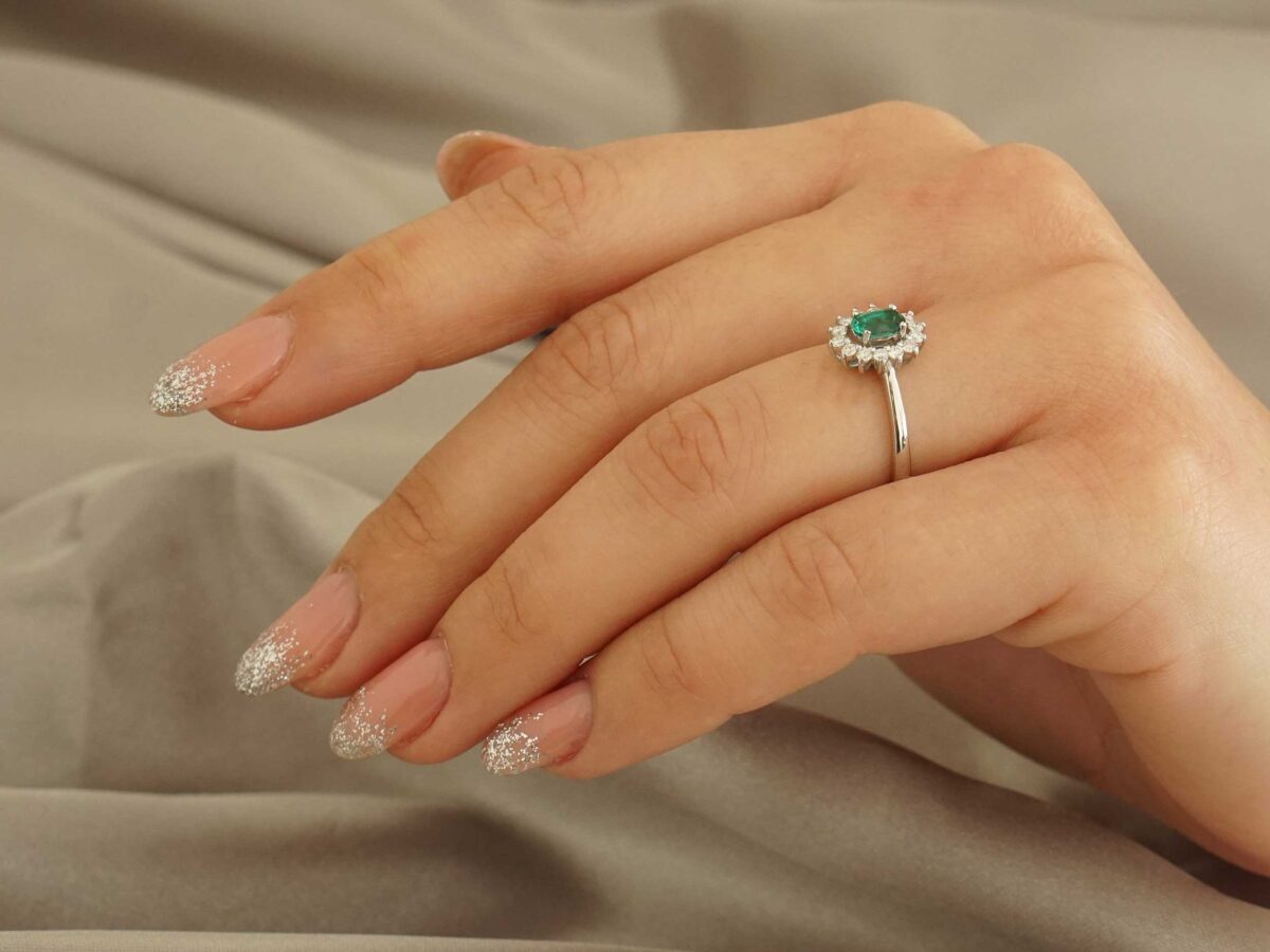 Δαχτυλίδι Ροζέτα Σμαράγδι Με Μπριγιάν Σε Λευκόχρυσο 18 Καράτια