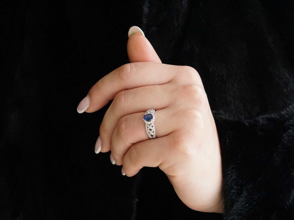 Δαχτυλίδι Ροζέτα Με Ζαφείρι Και Διαμάντια Σε Λευκόχρυσο 18 Καράτια
