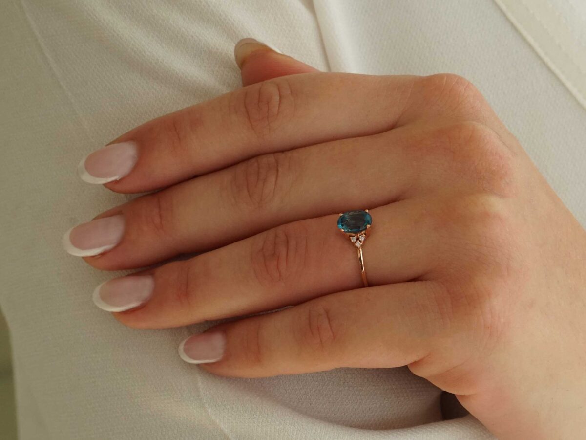 Δαχτυλίδι Με Τοπάζι London Blue Και Διαμάντια Σε Ροζ Χρυσό 18 Καράτια