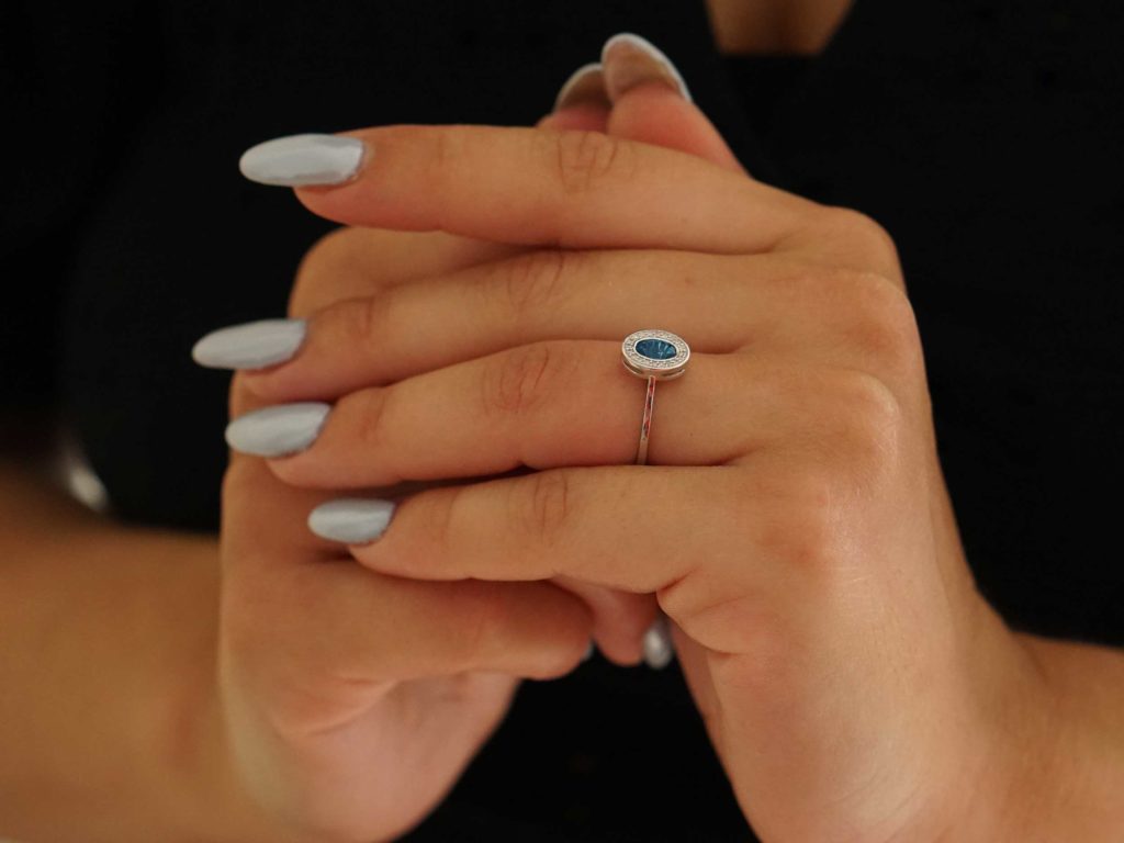 Δαχτυλίδι Με Μπλε Τοπάζι Και Διαμάντια Σε Λευκόχρυσο 14 Καράτια
