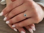 Δαχτυλίδι Με Μπλε Διαμάντια Σε Λευκόχρυσο 18 Καράτια