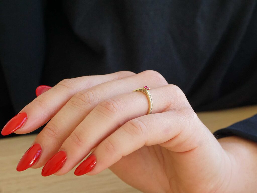 Δαχτυλίδι Χρυσό 9Κ Με Πέτρες Ζιργκόν Σε Κόκκινο Και Λευκό Χρώμα