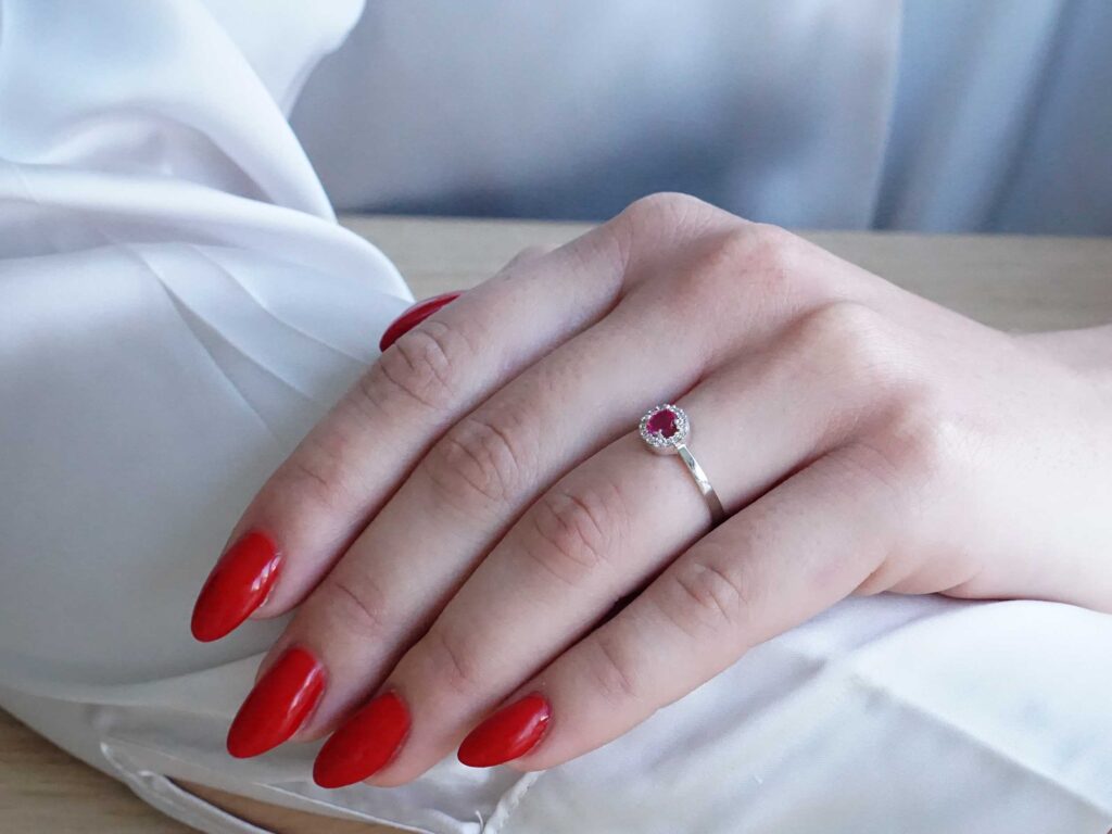 Δαχτυλίδι Ροζέτα Λευκόχρυση 14 Καρατίων Με Κόκκινη Πέτρα Ζιργκόν