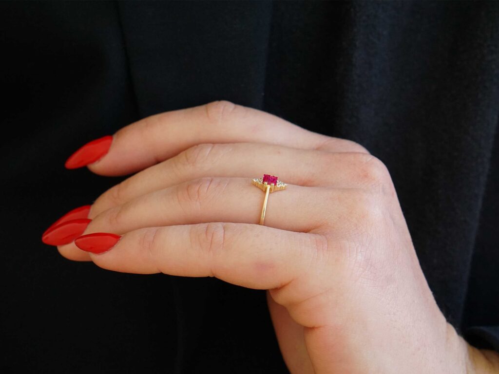 Γυναικείο Δαχτυλίδι Χρυσό 14Κ Με Κόκκινες Και Λευκές Πέτρες Ζιργκόν
