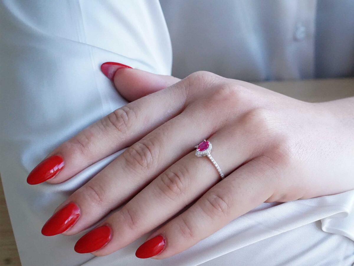 Ροζέτα Δαχτυλίδι Με Κόκκινη Πέτρα Ζιργκόν Σε Λευκόχρυσο 9 Καρατίων