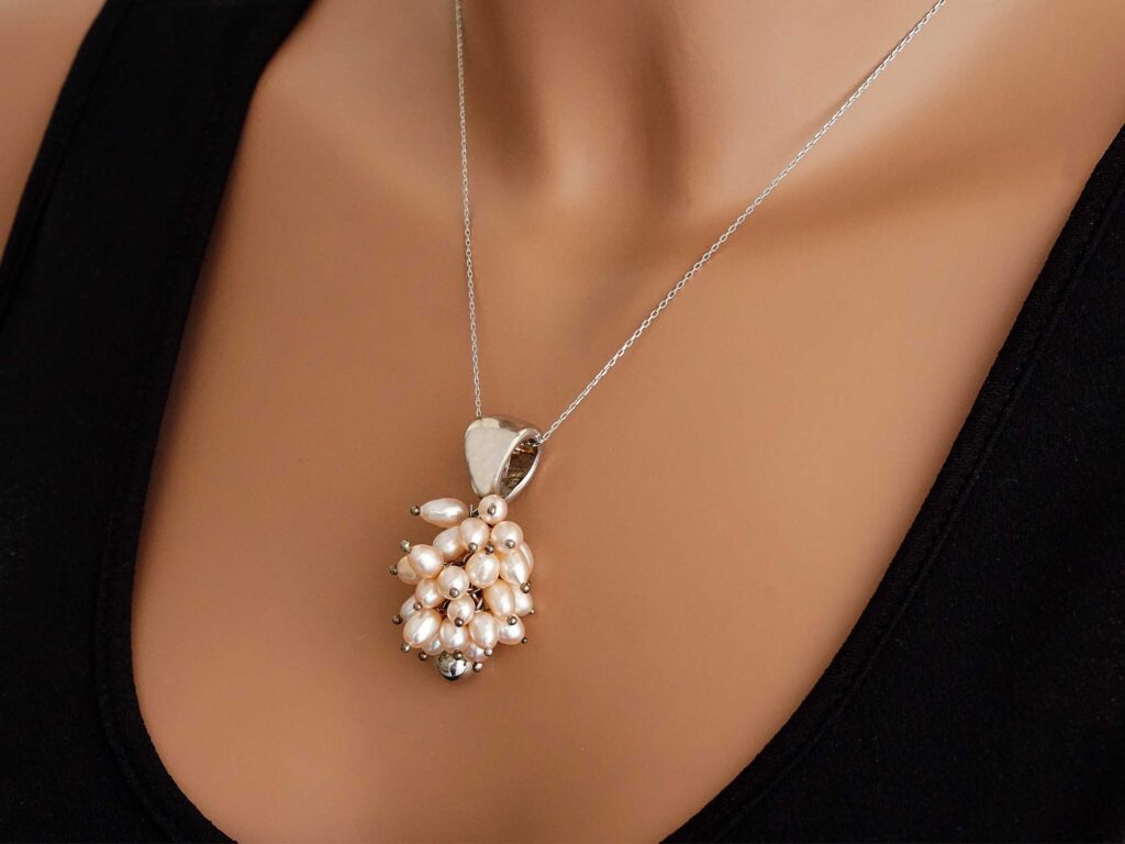 Μενταγιόν Με Μαργαριτάρια Ροζ Σε Ασήμι 925