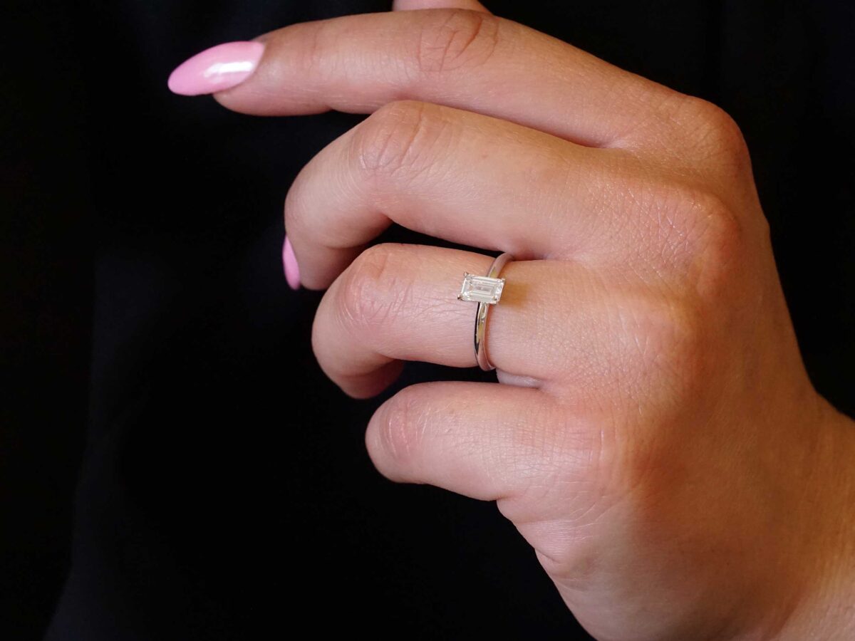 Μονόπετρο Με Διαμάντι Εργαστηρίου Emerald Cut Λευκόχρυσο 18 Καράτια
