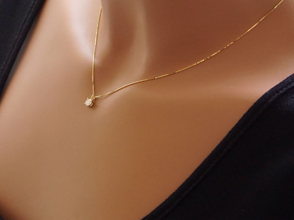 Μονόπετρο Μενταγιόν Με Διαμάντι Σε Χρυσό 18 Καράτια