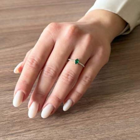 Δαχτυλίδι Μονόπετρο Με Σμαράγδι Σε Λευκόχρυσο 18 Καράτια