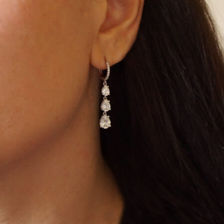 Σκουλαρίκια Με Ζαφείρια Λευκά Και Μπριγιάν Σε Λευκόχρυσο 18 Καράτια