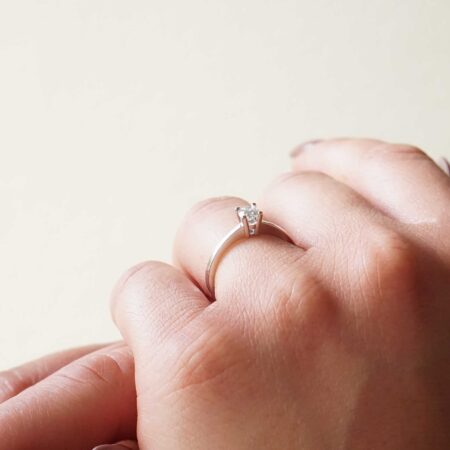 Δαχτυλίδι Λευκόχρυσο Μονόπετρο 18 Καράτια