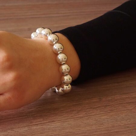 Μοντέρνο ασημένιο βραχιόλι με λουστρέ φινίρισμα και μπίλιες