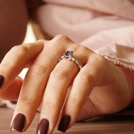 Δαχτυλίδι Με Μπλε Ζαφείρι Και Διαμάντια Σε Λευκόχρυσο 18 Καράτια