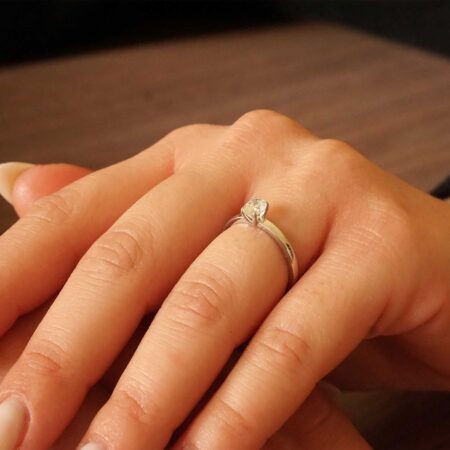 Δαχτυλίδι Με Οβάλ Διαμάντι Μονόπετρο Σε Λευκόχρυσο 18 Καράτια