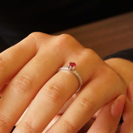 Δαχτυλίδι Με Ρουμπίνι Και Μπριγιάν Σε Λευκόχρυσο 18 Καράτια