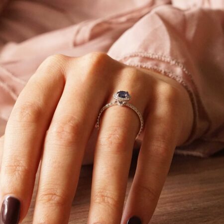 Δαχτυλίδι Ροζέτα Με Ζαφείρι Και Διαμάντια Σε Λευκόχρυσο 18 Καράτια