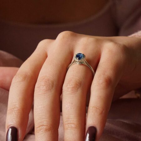 Δαχτυλίδι Με Ζαφείρι Και Μπριγιάν Σε Λευκόχρυσο 18 Καράτια