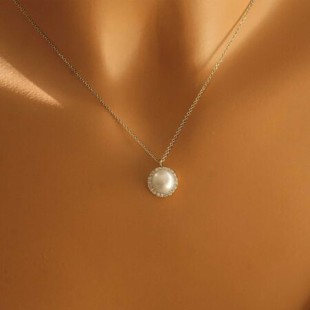 Μενταγιόν Ροζέτα Με Μαργαριτάρι Και Διαμάντια Λευκόχρυσο 18 Καράτια