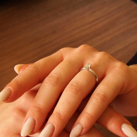 Μονόπετρο Δαχτυλίδι Με Οβάλ Διαμάντι Σε Λευκόχρυσο 18 Καράτια